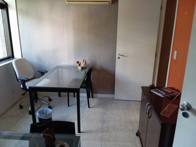 Sala à venda, no bairro Moinhos de Vento em Porto Alegre