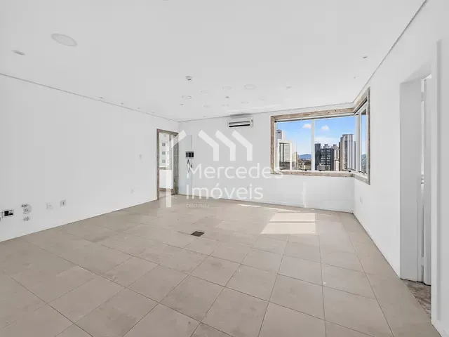 Sala com 120m², para alugar, no bairro Centro em Itajaí