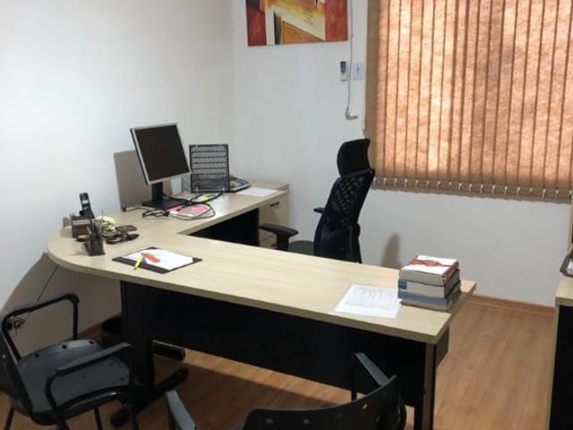 Foto do Sala - Sala à venda, 39 m², Centro - Pelotas/RS. Área total: 43 m². 1 sala, 1 banheiro. Divisória. Piso laminado. Aquecimento de água. Cozinha, armário de cozinha | UP Imóveis