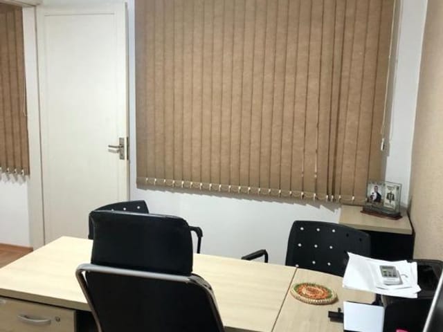 Foto do Sala - Sala à venda, 39 m², Centro - Pelotas/RS. Área total: 43 m². 1 sala, 1 banheiro. Divisória. Piso laminado. Aquecimento de água. Cozinha, armário de cozinha | UP Imóveis