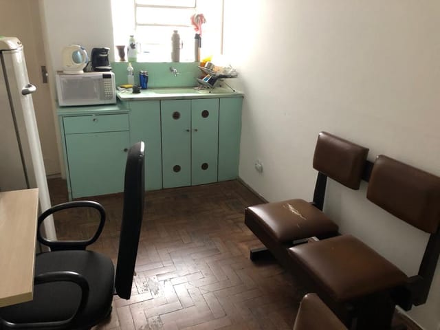 Foto do Sala - Sala à venda, 39 m², Centro - Pelotas/RS. Área total: 43 m². 1 sala, 1 banheiro. Divisória. Piso laminado. Aquecimento de água. Cozinha, armário de cozinha | UP Imóveis