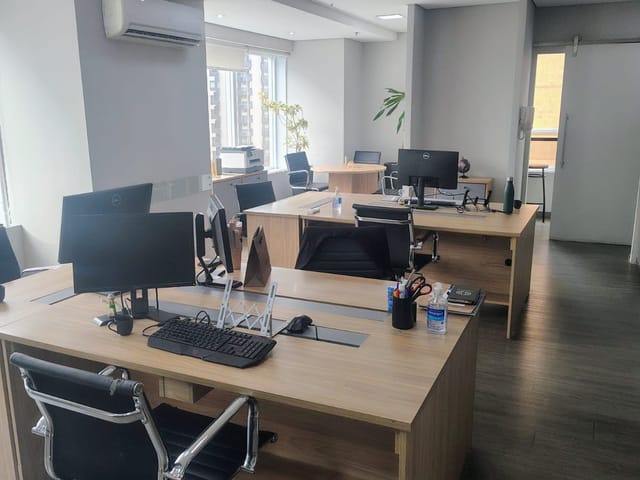 Sala com 172m², para alugar, no bairro Alphaville Centro Industrial e Empresarial/Alphaville. em Barueri