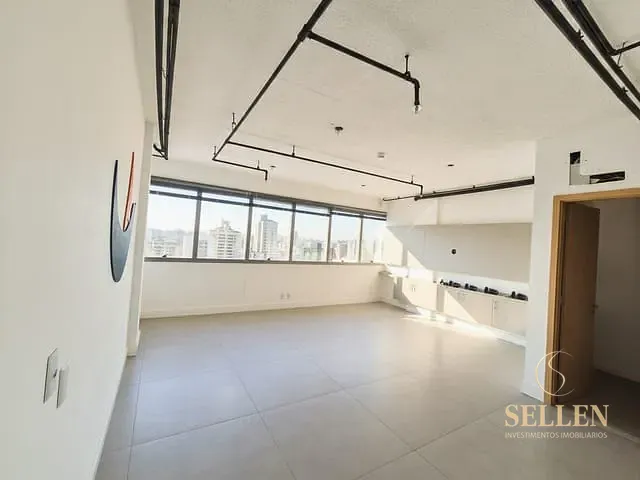Sala com 70m², para alugar, no bairro Menino Deus em Porto Alegre