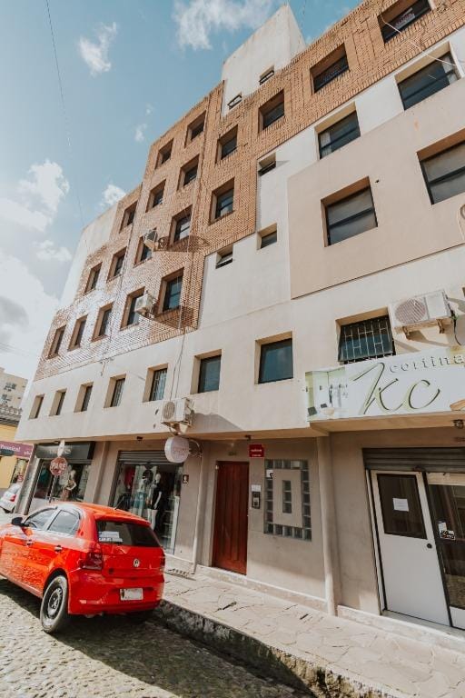 Sala para locação de 30 m² no Edifício Comercial Cassiano, Centro, Pelotas, RS: 1 Sala com Divisória, Piso de Cerâmica, Aquecimento Elétrico, Lavabo, Recepção. 2