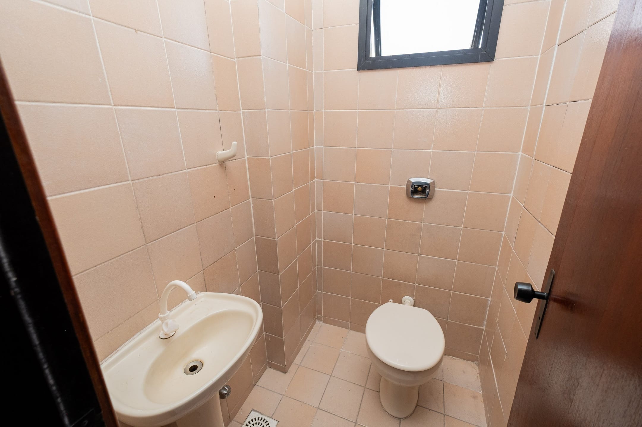 Sala para locação de 30 m² no Edifício Comercial Cassiano, Centro, Pelotas, RS: 1 Sala com Divisória, Piso de Cerâmica, Aquecimento Elétrico, Lavabo, Recepção. 3