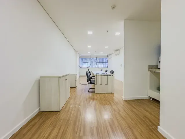 Sala à venda ou para alugar, no bairro Gleba Fazenda Palhano em Londrina
