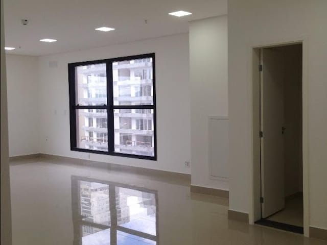 Foto do Sala - Sala comercial 59m² Pátio das Américas, porcelanato, ar condicionado, iluminação em LED - total infraestrutura! | RUSSI IMÓVEIS