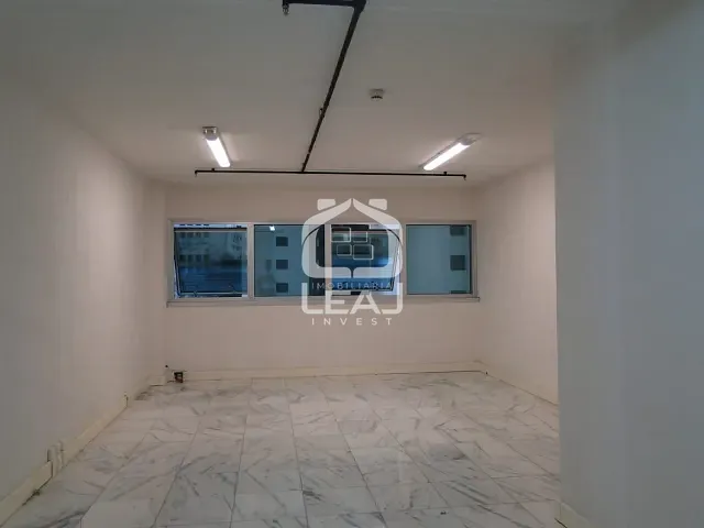 Sala à venda ou para alugar, no bairro Vila Suzana em São Paulo