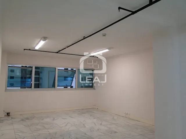 Sala à venda ou para alugar, no bairro Vila Suzana em São Paulo