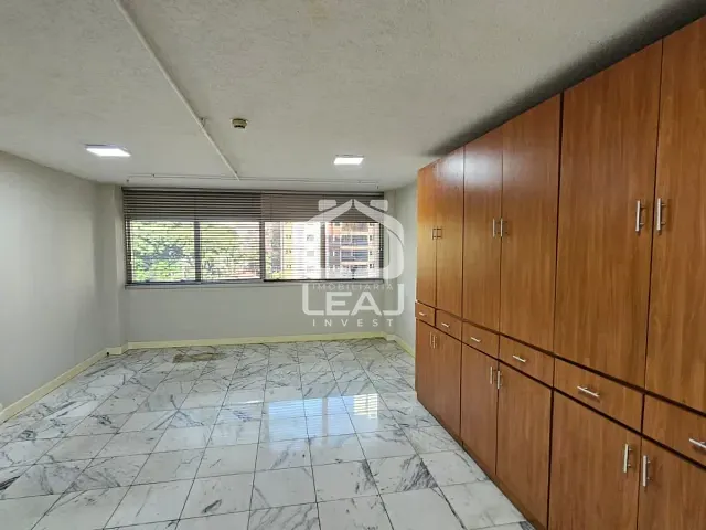 Sala à venda ou para alugar, no bairro Vila Suzana em São Paulo