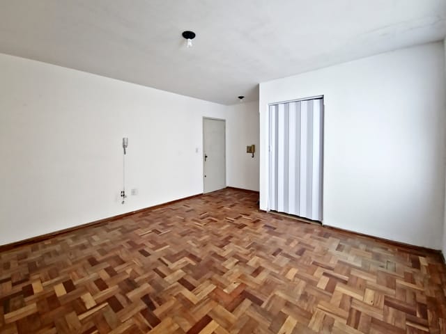 Foto do Sala - Sala comercial à venda no Centro de Pelotas - 27m², 4º andar, possui divisória, aceita pet, piso em taco de madeira. | ora Negócios Imobiliários