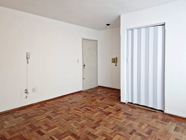 Foto do Sala - Sala comercial à venda no Centro de Pelotas - 27m², 4º andar, possui divisória, aceita pet, piso em taco de madeira. | ora Negócios Imobiliários