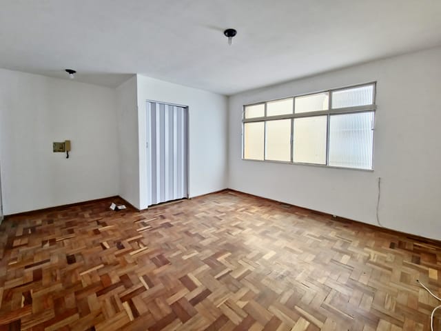 Foto do Sala - Sala comercial à venda no Centro de Pelotas - 27m², 4º andar, possui divisória, aceita pet, piso em taco de madeira. | ora Negócios Imobiliários