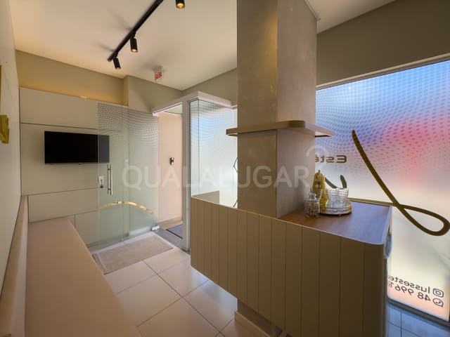 Sala à venda ou para alugar, no bairro Centro em Tubarão