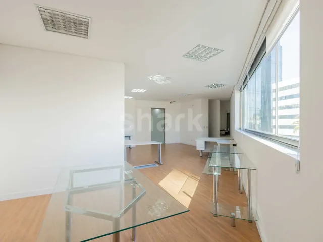 Sala para alugar, no bairro Dezoito do Forte Empresarial/Alphaville. em Barueri