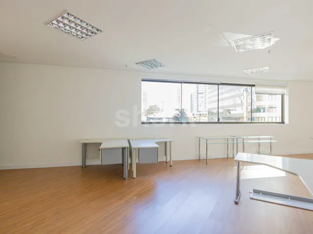 Sala para alugar, no bairro Dezoito do Forte Empresarial/Alphaville. em Barueri