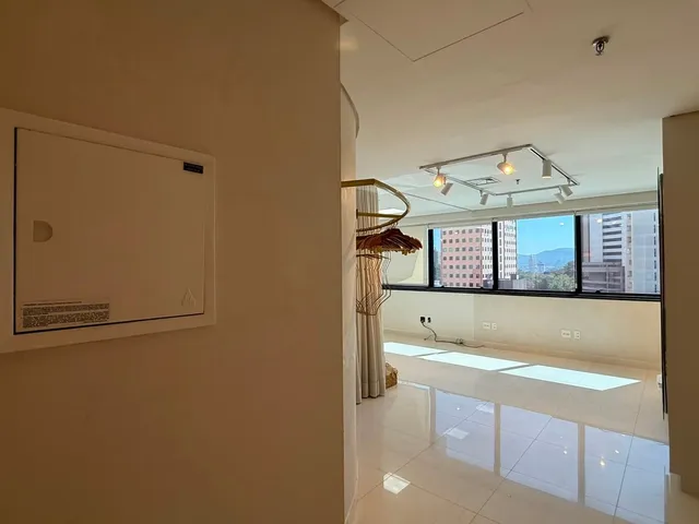 Sala à venda, no bairro Alphaville Centro Industrial e Empresarial/Alphaville. em Barueri