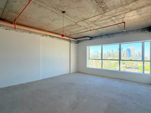 Sala à venda, no bairro Dezoito do Forte Empresarial/Alphaville. em Barueri