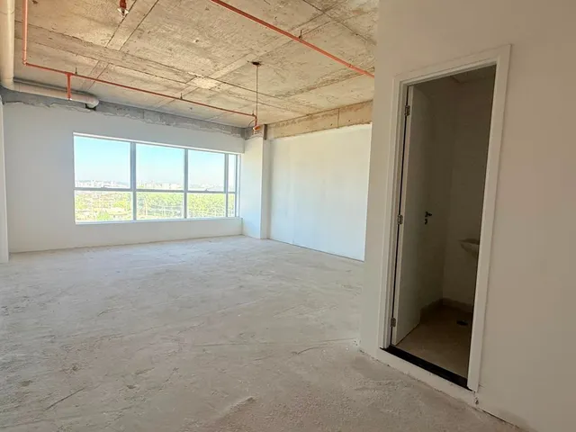 Sala à venda, no bairro Dezoito do Forte Empresarial/Alphaville. em Barueri