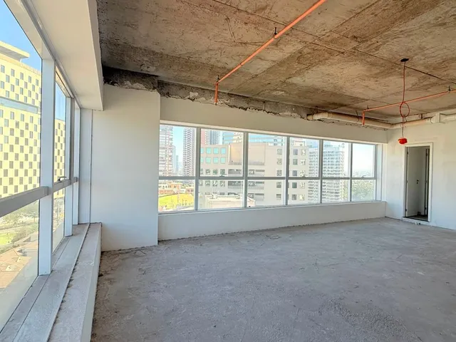 Sala à venda, no bairro Dezoito do Forte Empresarial/Alphaville. em Barueri