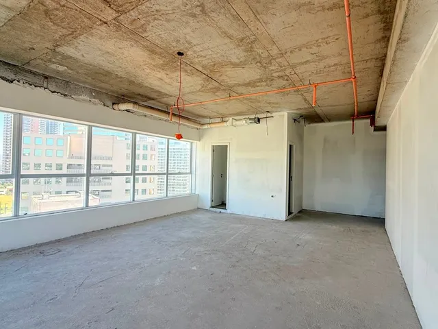 Sala à venda, no bairro Dezoito do Forte Empresarial/Alphaville. em Barueri