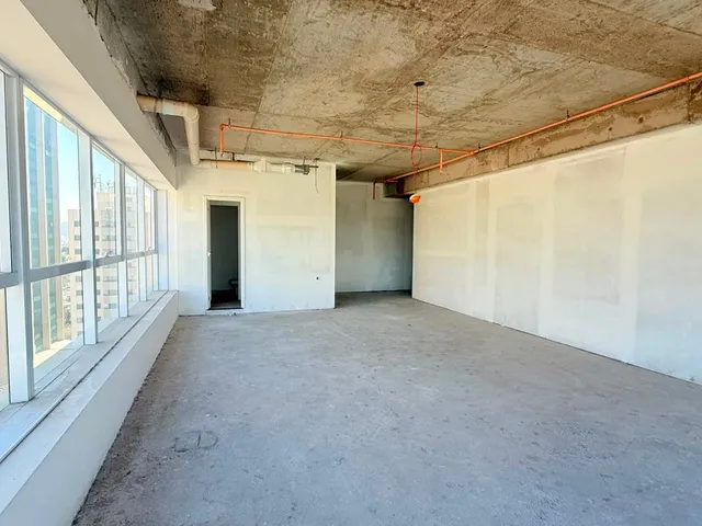Sala à venda, no bairro Dezoito do Forte Empresarial/Alphaville. em Barueri