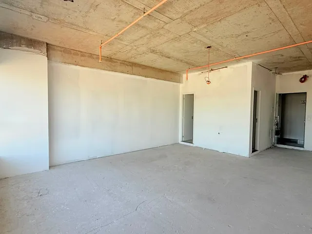 Sala à venda, no bairro Dezoito do Forte Empresarial/Alphaville. em Barueri