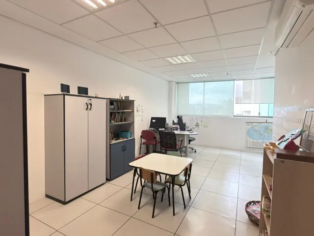 Sala à venda ou para alugar, no bairro Dezoito do Forte Empresarial/Alphaville. em Barueri