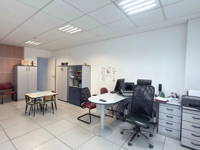 Sala à venda ou para alugar, no bairro Dezoito do Forte Empresarial/Alphaville. em Barueri