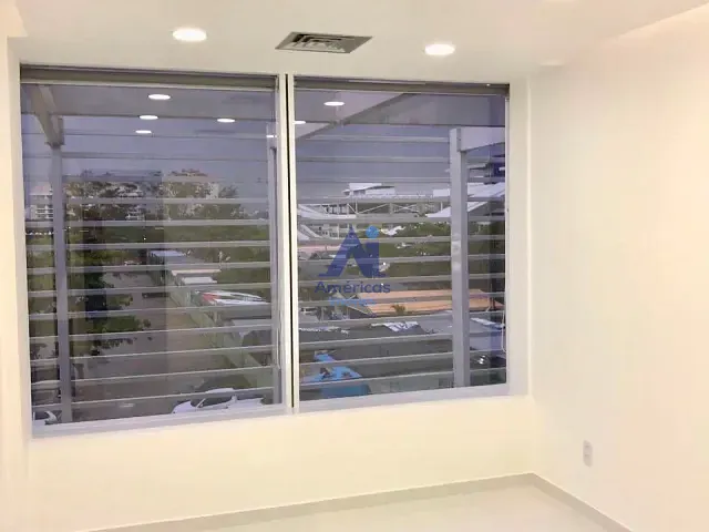 Sala à venda ou para alugar, no bairro Recreio dos Bandeirantes em Rio de Janeiro