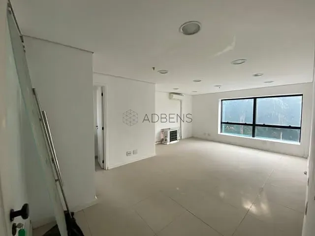 Sala à venda, no bairro Pinheiros em São Paulo