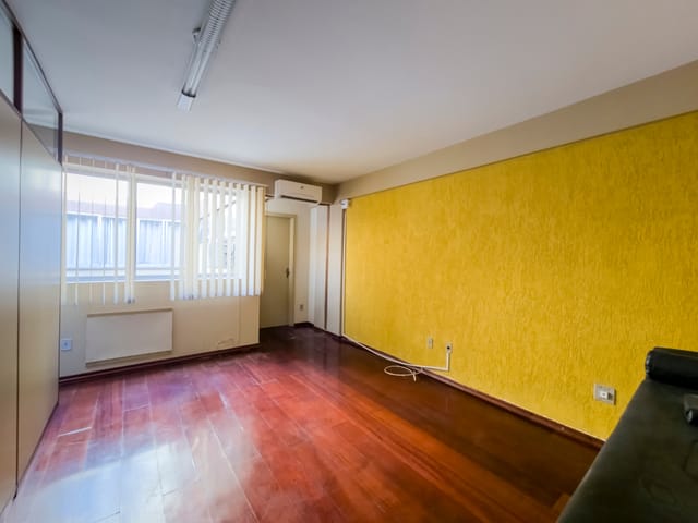 Sala à venda ou para alugar, no bairro Centro em Pelotas