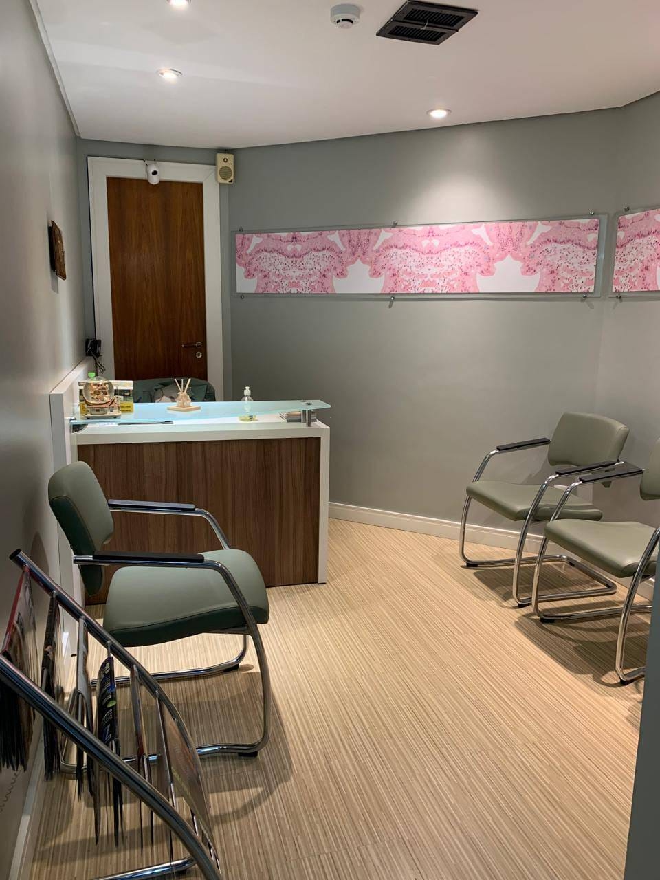 Sala à venda no Centro, Pelotas, RS, Edifício Ébano: 54 m², 1 banheiro, ar condicionado central, circuito interno de TV, elevador, portaria 24h, piso laminado.