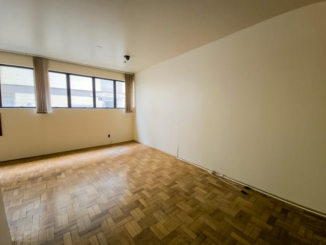 Sala à venda ou para alugar, no bairro Centro em Pelotas
