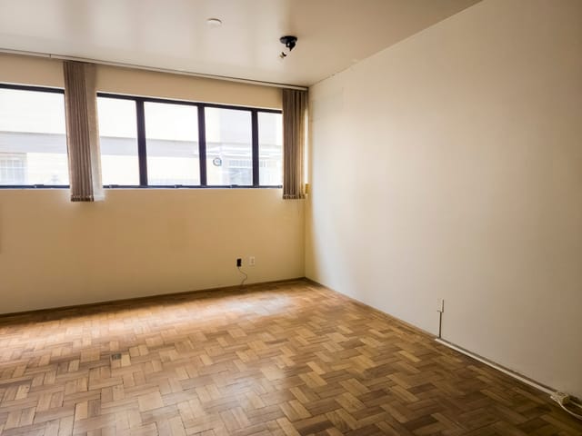 Sala à venda ou para alugar, no bairro Centro em Pelotas