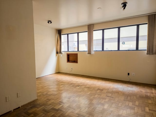 Sala à venda ou para alugar, no bairro Centro em Pelotas
