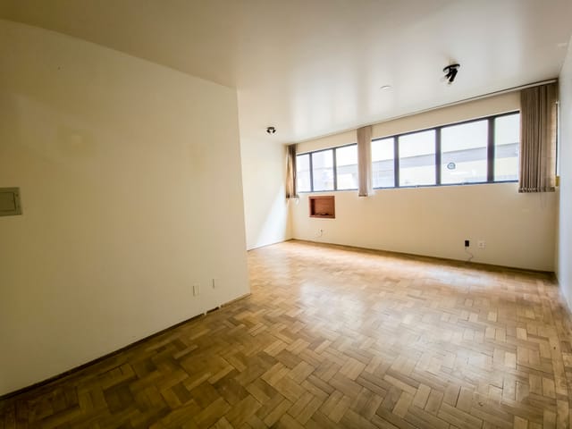 Sala à venda ou para alugar, no bairro Centro em Pelotas