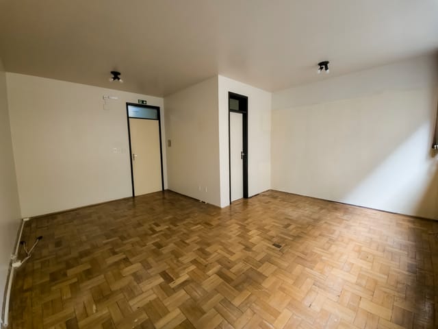 Sala à venda ou para alugar, no bairro Centro em Pelotas