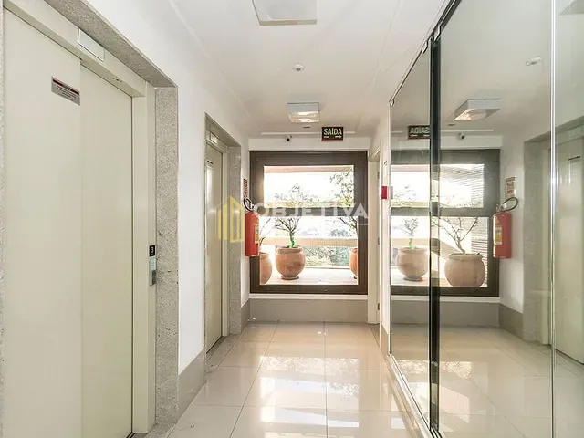Sala à venda, no bairro Três Figueiras em Porto Alegre