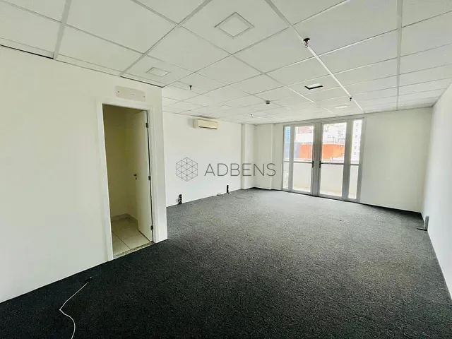 Sala à venda ou para alugar, no bairro Cerqueira César em São Paulo