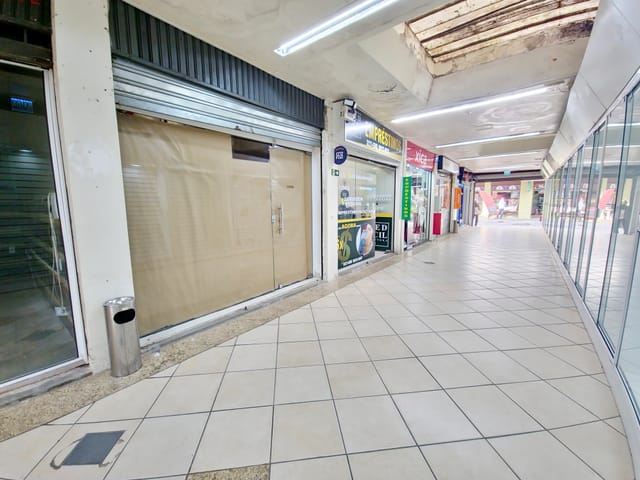 Sala à venda ou para alugar, no bairro Centro em Pelotas