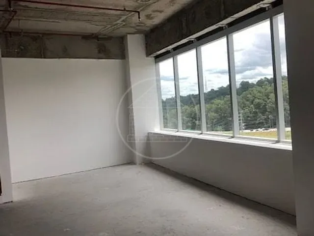 Sala à venda ou para alugar, no bairro Várzea de Baixo em São Paulo