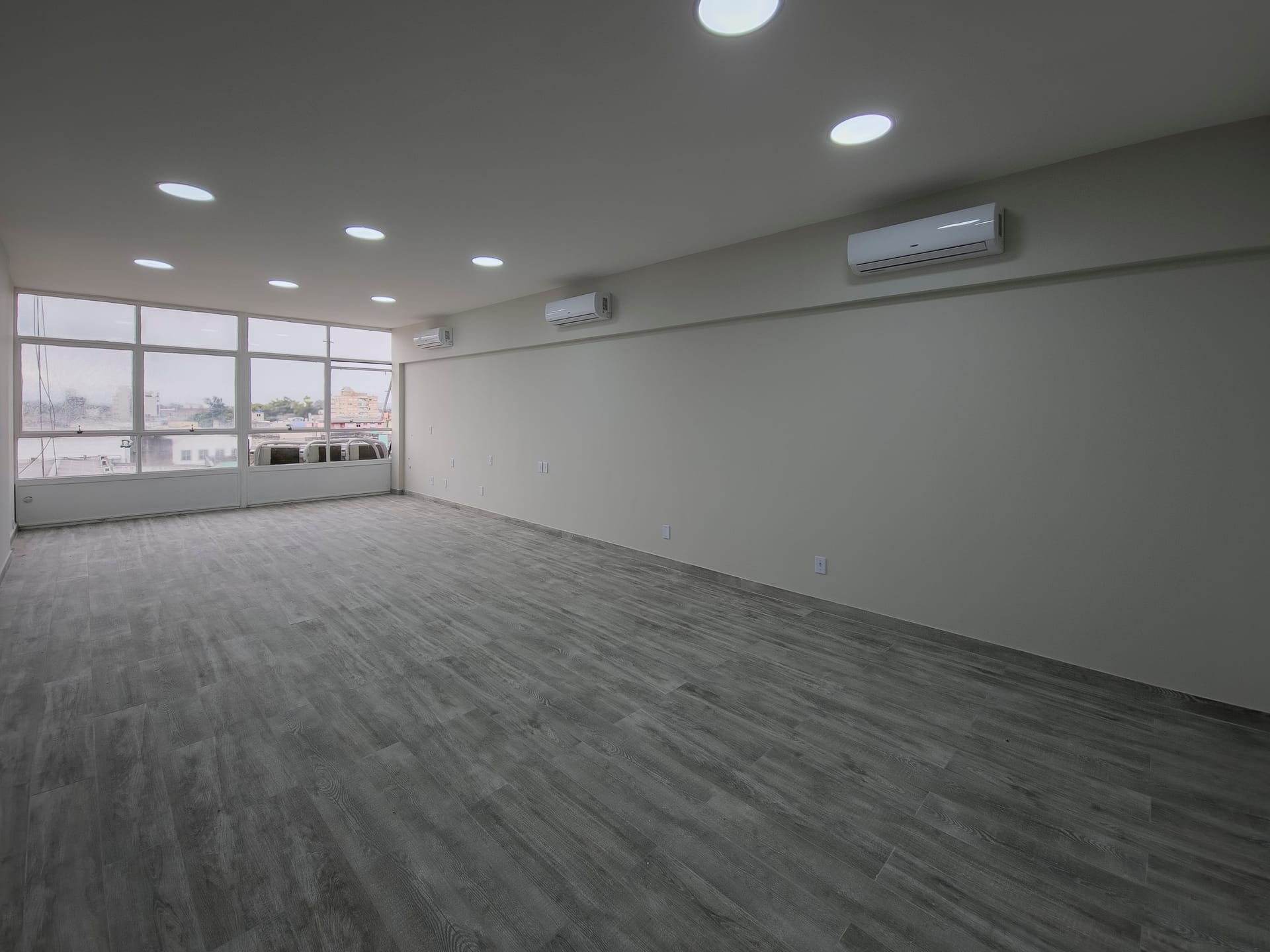 Sala comercial para locação ou venda no Centro de Pelotas, RS, com excelente localização e fácil acesso a serviços e transporte.