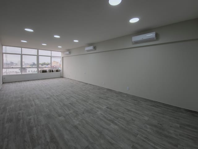 Sala com 65m², à venda ou para alugar, no bairro Centro em Pelotas