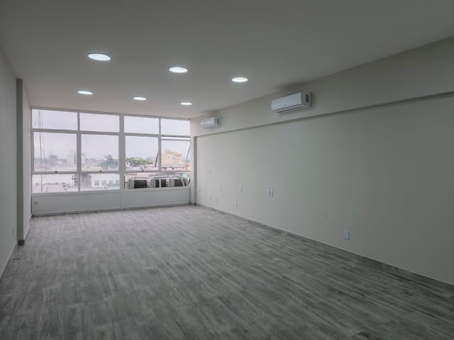 Sala com 65m², à venda ou para alugar, no bairro Centro em Pelotas