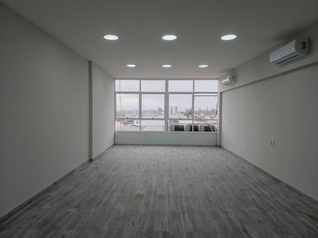 Sala com 65m², à venda ou para alugar, no bairro Centro em Pelotas