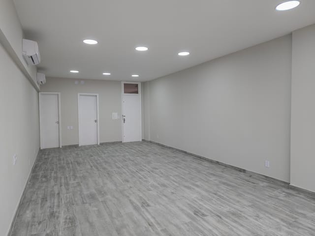 Sala com 65m², à venda ou para alugar, no bairro Centro em Pelotas