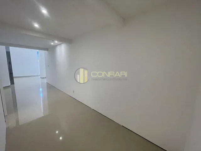 Sala à venda, no bairro Meia Praia em Itapema