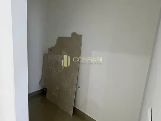 Sala à venda, no bairro Meia Praia em Itapema
