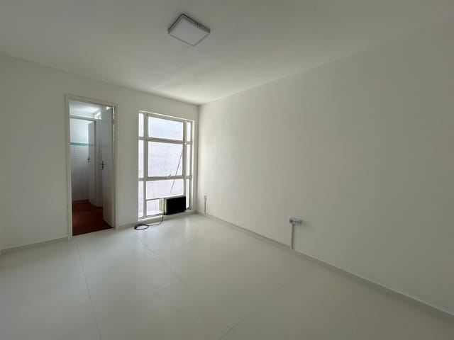 Sala com 26m², para alugar, no bairro Centro em Pelotas